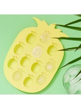 NWT Lilly Pulitzer Pineapple Silicone Ice Tray